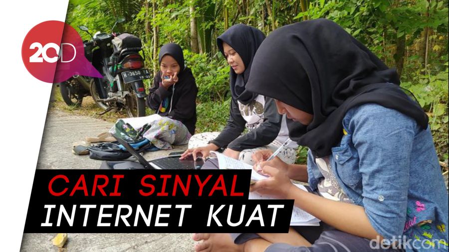 Mahasiswi di Magelang Ini Rela Duduk Pinggir Jalan Demi Kuliah Online