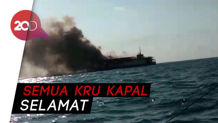 Video Evakuasi Penumpang KM Bahari yang Terbakar di Laut Jawa