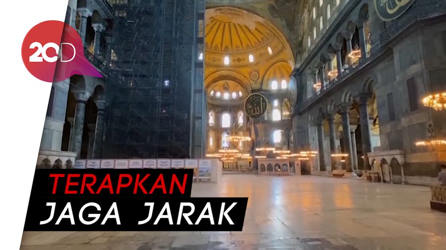 Pelataran Hagia Sophia Dipenuhi Jemaah Jelang Salat Jumat Perdana