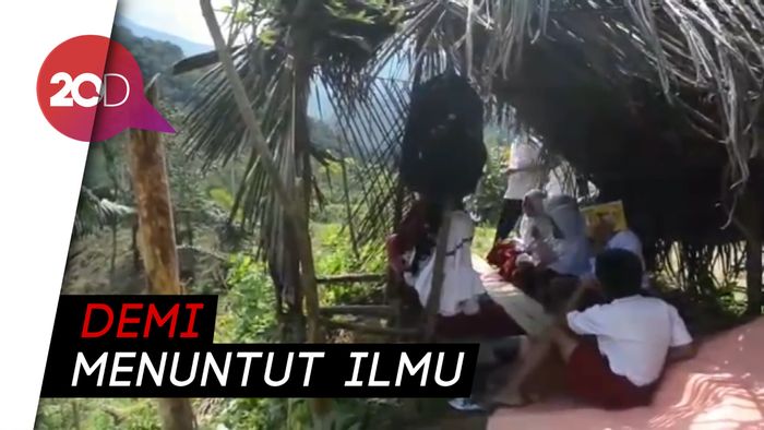 Demi Belajar Daring, Siswa di Sidrap Cari Sinyal di Tepi Jurang