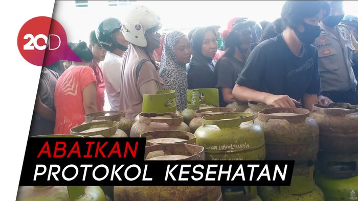 Gas 3 Kg Langka, Warga Parepare Berdesakan di Agen Penjualan
