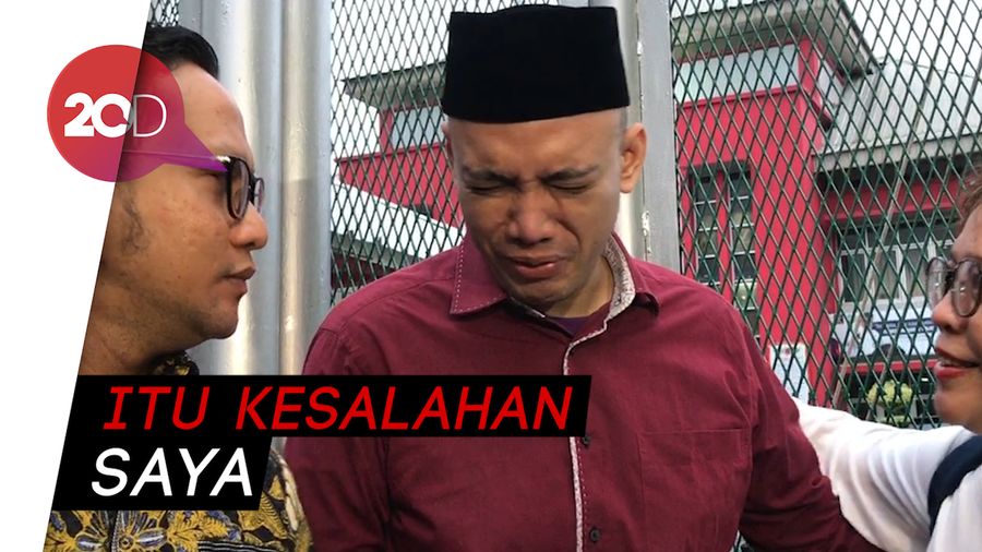Ingat Almarhumah Ibu, Tangis Sandy Tumiwa Pecah Usai Keluar Penjara