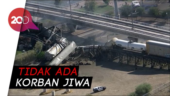 Kereta Barang Tergelincir dan Terbakar di AS