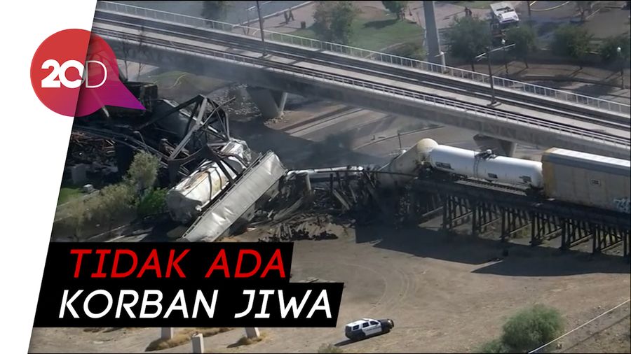 Kereta Barang Tergelincir dan Terbakar di AS