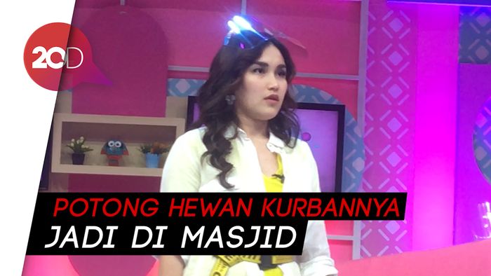 Ayu Ting Ting Tak Lagi Jadi Tukang Daging di Idul Adha Tahun Ini