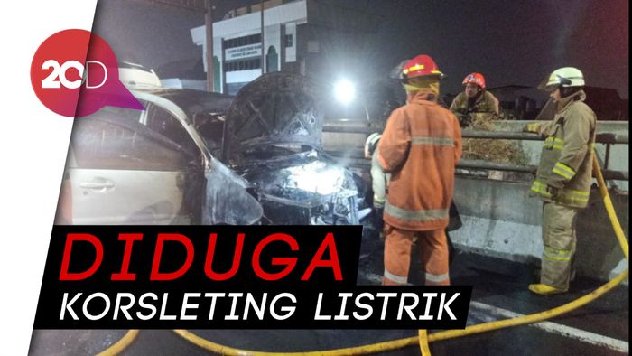 Minibus Terbakar di Tol Cawang Arah Priok