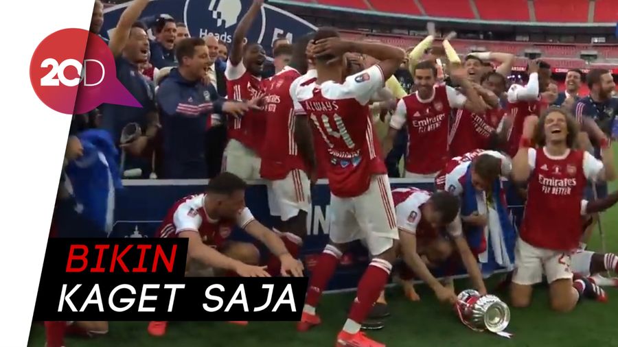 Arsenal Juara Piala FA, Aubameyang Malah Jatuhkan Trofi