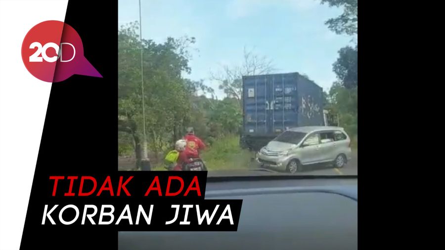 Detik-detik Truk Mundur di Tanjakan dan Hantam Mobil