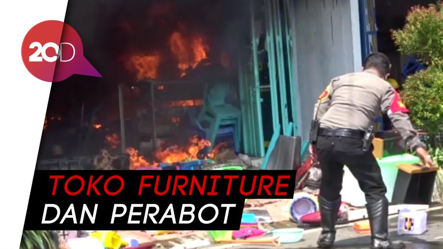 Kebakaran Hebat Landa 3 Toko di Rembang