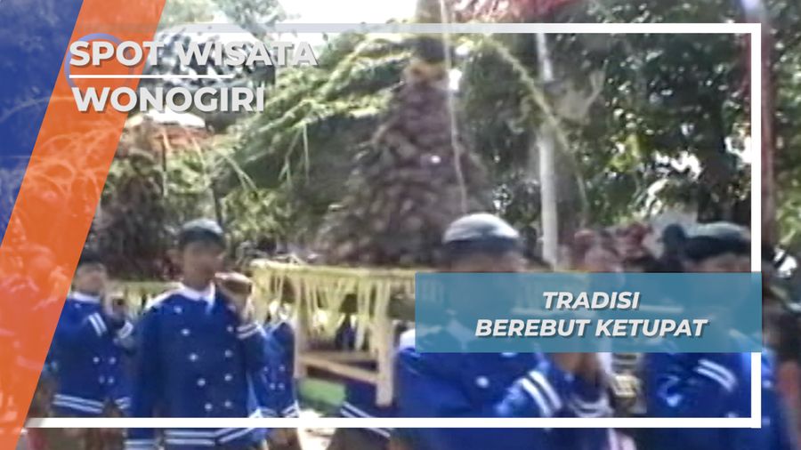 Tradisi Berebut Ketupat Waduk Gajah Mungkur Wonogiri