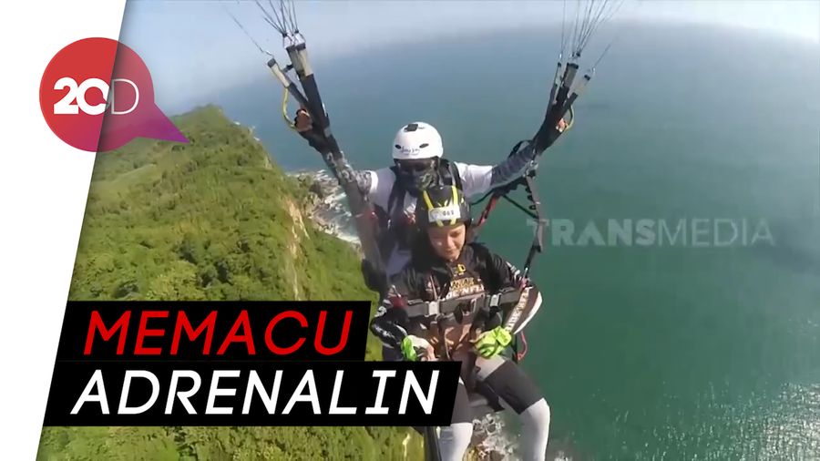 Serunya Main Paralayang di Atas Parangtritis