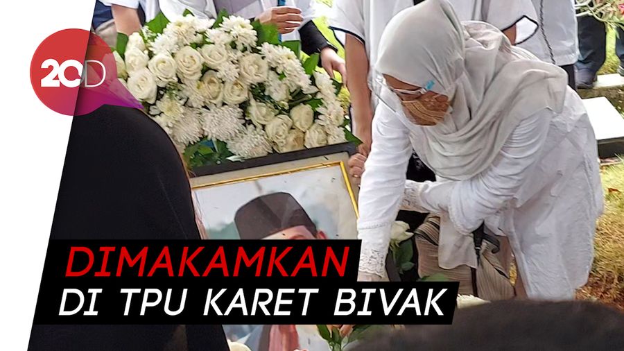 Haru Menyelimuti Pemakaman Kadisparekraf DKI Cucu Ahmad Kurnia