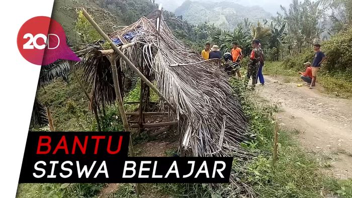Melihat Pembangunan Tempat Belajar Daring di Tepi Jurang