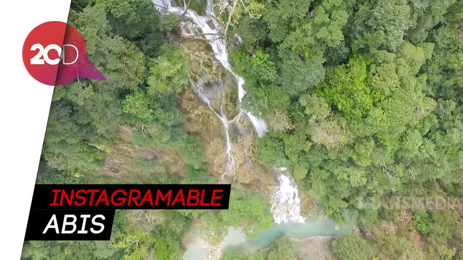 Celebrity on Vacation: Foto dan Main di Air Terjun Lapopu