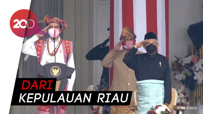 Gaya Maruf Amin Berbaju Adat Teluk Belanga di Upacara HUT RI ke-75