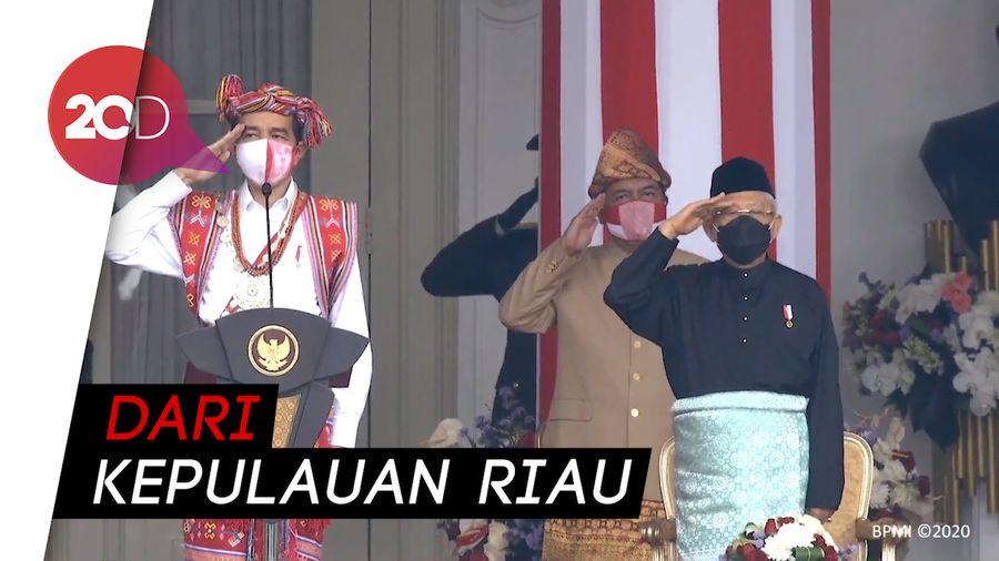 Gaya Maruf Amin Berbaju Adat Teluk Belanga di Upacara HUT RI ke-75