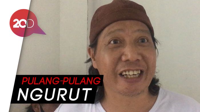 Mastur Kenang Serunya Ikut Lomba Panjat Pinang