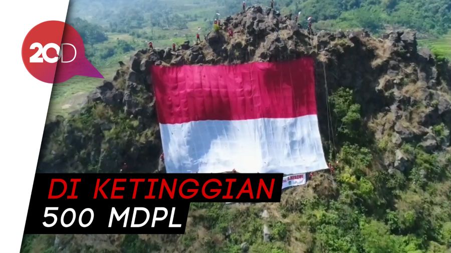 Pengibaran Bendera di Puncak Tebing Gunung Api Patenggang