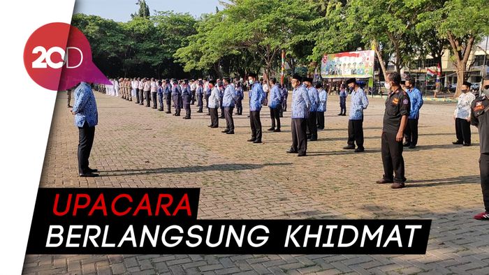 Suasana Upacara Penurunan Bendera Pemkot Bekasi