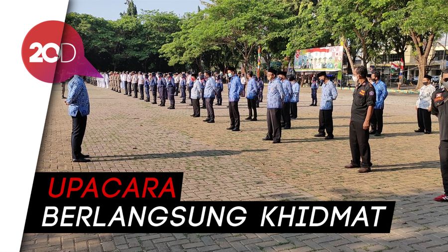 Suasana Upacara Penurunan Bendera Pemkot Bekasi