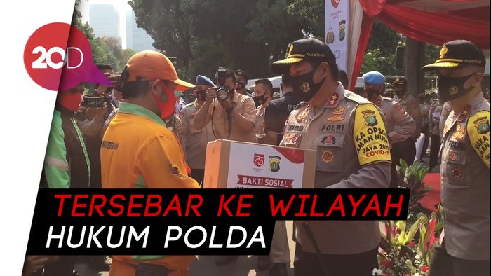 Polda Metro Bagikan 15.000 Paket Sembako ke Warga Terdampak Covid-19