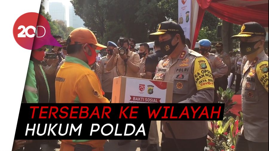 Polda Metro Bagikan 15.000 Paket Sembako ke Warga Terdampak Covid-19