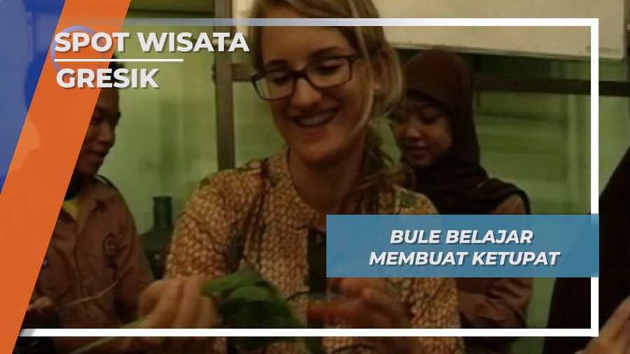 Bule Belajar Buat Ketupat Gresik