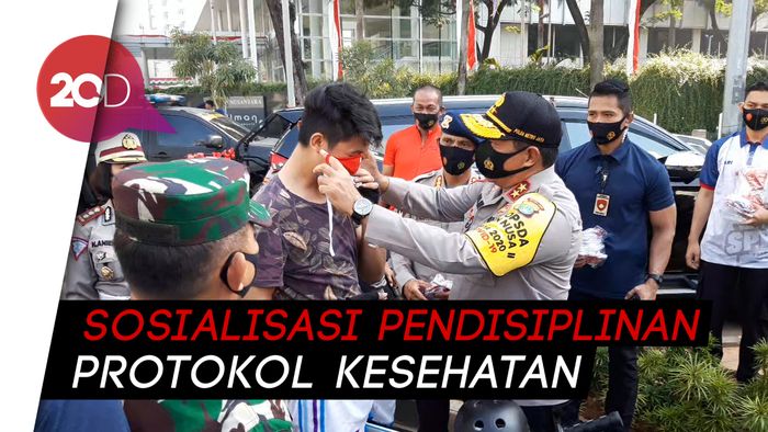 Kapolda dan Pangdam Jaya Bagi-bagi 5.000 Masker di Bundaran HI
