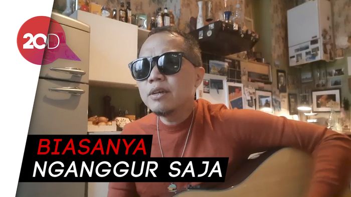 Pandemi Bikin Sandhy Sondoro Lebih Intim dengan Koleksi Gitarnya