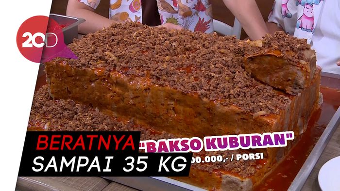 Bikin Laper: Bakso Kuburan Super Besar yang Bikin Merinding
