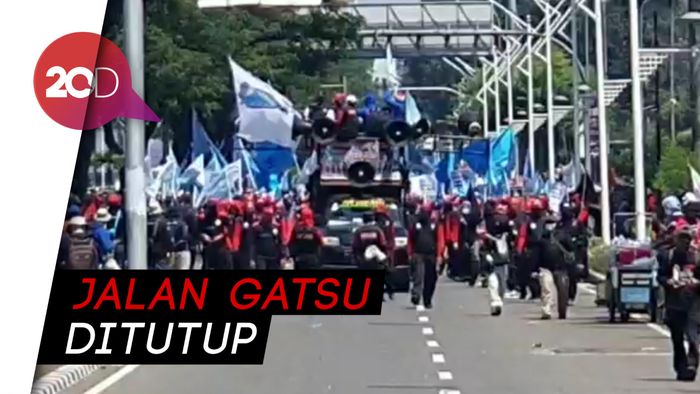Tolak Omnibus Law, Aksi Buruh Menutup Jalan Depan DPR