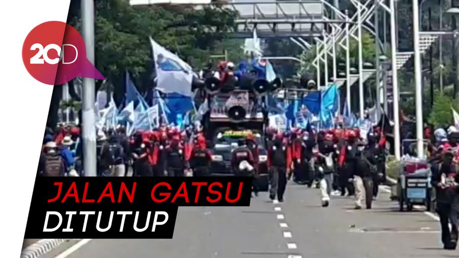 Tolak Omnibus Law, Aksi Buruh Menutup Jalan Depan DPR