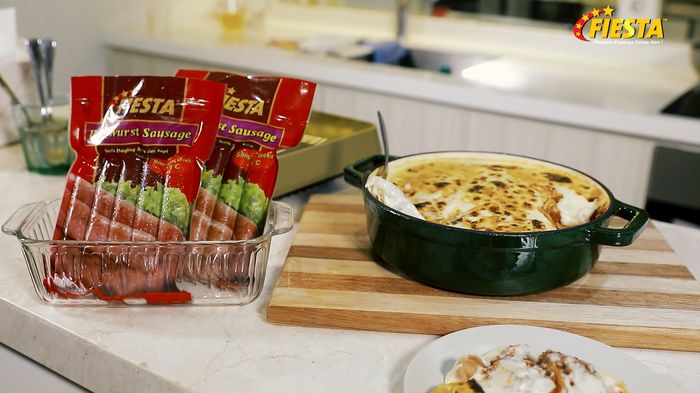 Lezat dan Meleleh Baked Spaghetti with Fiesta Bratwurst Sausage 