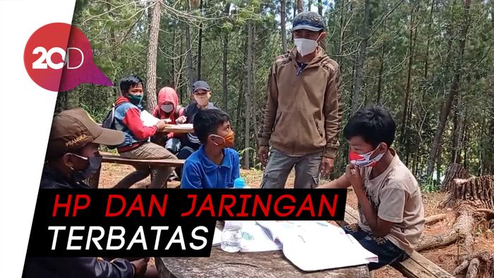 Fasilitas Terbatas, Murid SD di Mamasa Belajar di Alam Terbuka