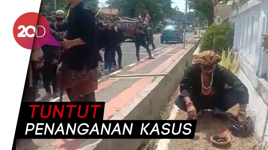 Massa Bakar Kemenyan Saat Demo Dugaan SPPD Fiktif DPRD Subang