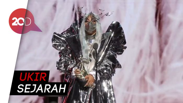 Daftar Pemenang VMAs, Lady Gaga Dianugerahi Tricon Award