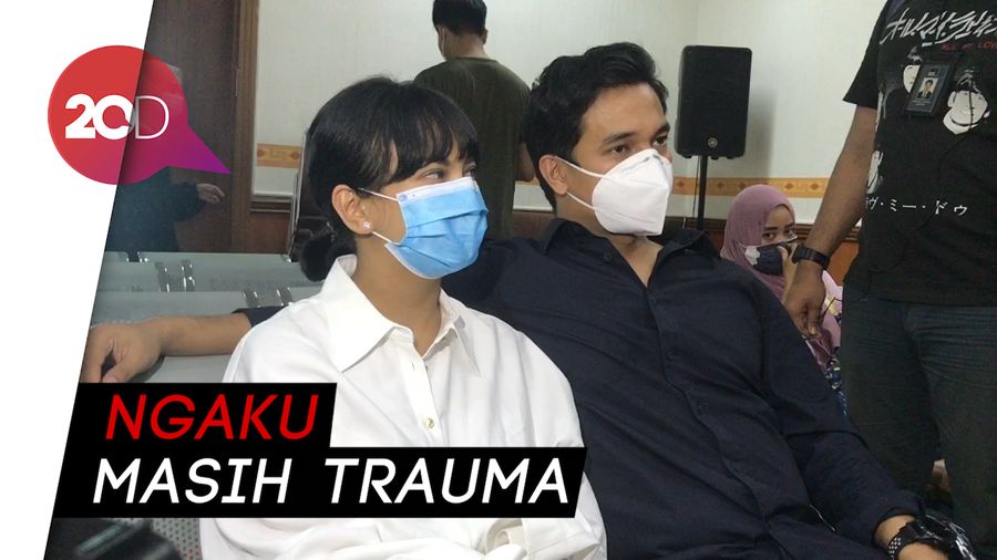Hadiri Sidang Perdana Narkoba, Vanessa Angel Bawa Anak