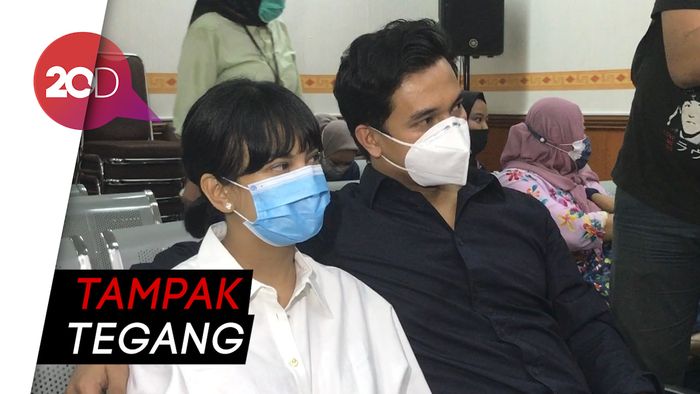 Momen Vanessa Angel Pegang Erat Tangan Suami saat Masuk Ruang Sidang