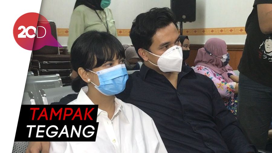 Momen Vanessa Angel Pegang Erat Tangan Suami saat Masuk Ruang Sidang