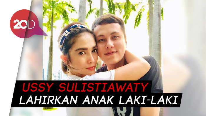 Senyum Semringah Andhika Pratama Gendong Putra Pertamanya