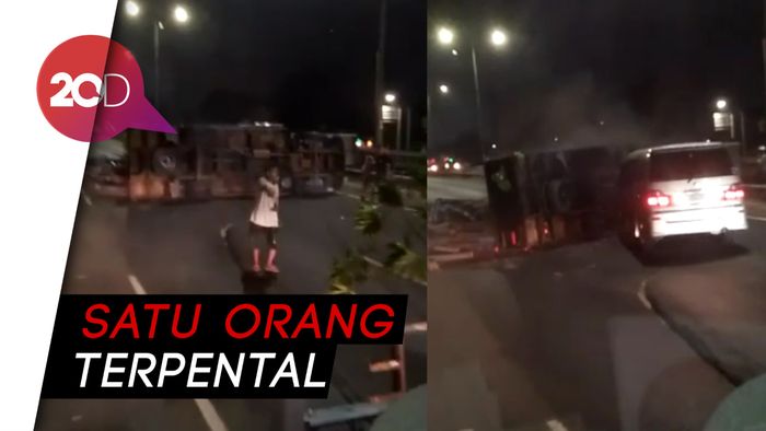 Alphard Menghantam Truk Terguling di Tol JORR