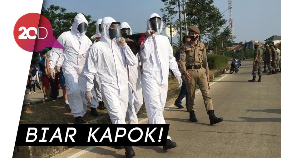 Warga Tak Bermasker di Stadion Pakansari Dihukum Naik Tandu Sambil Ditahlilkan