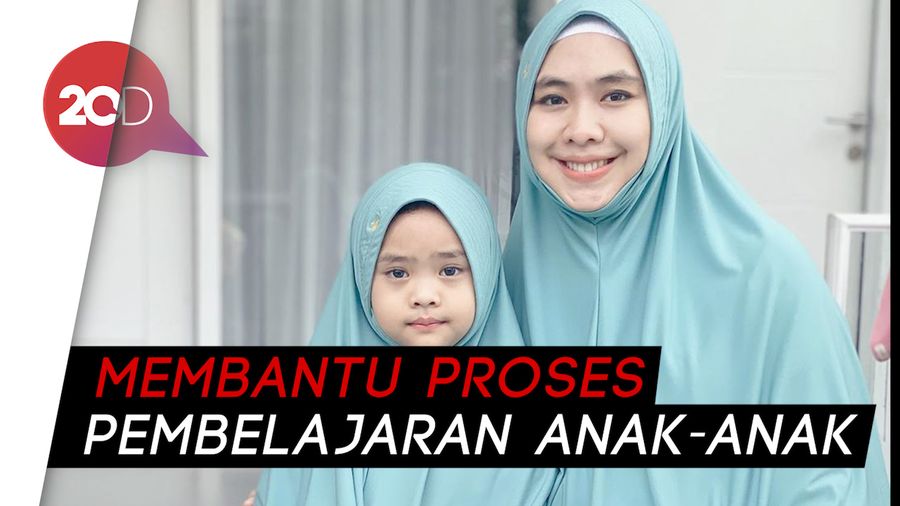 Pengalaman Oki Setiana Dewi Gunakan E-Learning untuk Pendidikan Anak