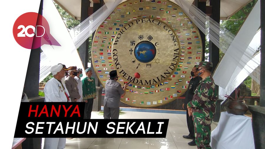 Suasana Peringatan Penabuhan Gong Perdamaian Dunia di Ciamis