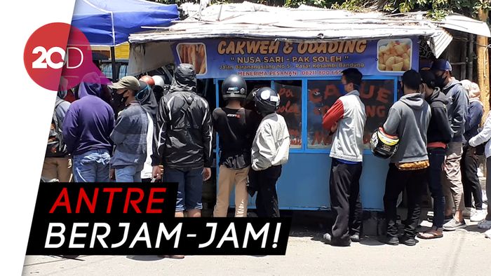 Penampakan Antrean Super Panjang Odading Mang Oleh yang Viral