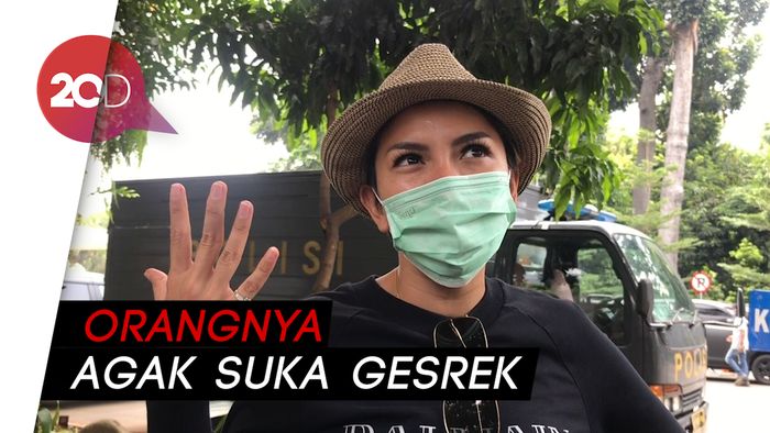 Posting Foto Berhijab, Nikita Mirzani: Kan Gue Suka Pengajian