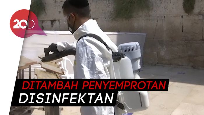 Suasana Pembersihan Tembok Ratapan Jelang Tahun Baru Yahudi