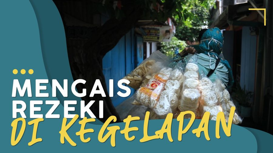 Senyum Rumini Penjual Kerupuk Tunanetra di Pandemi