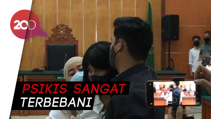 Kecewa Sidang Ditunda, Vanessa Angel Peluk Erat Suami