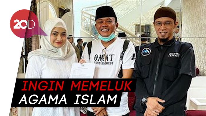 Momen Nathalie Holscher Jadi Mualaf Ditemani Sule
